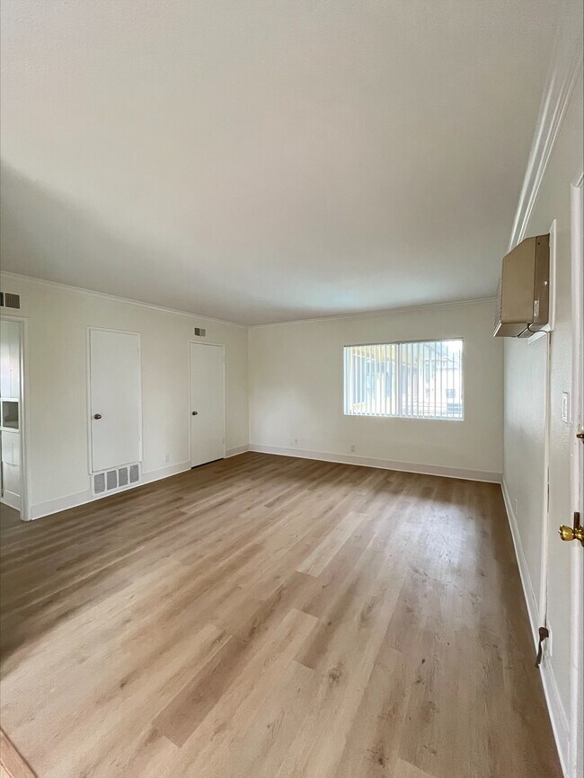 Building Photo - Chateau Whitsett Apartments