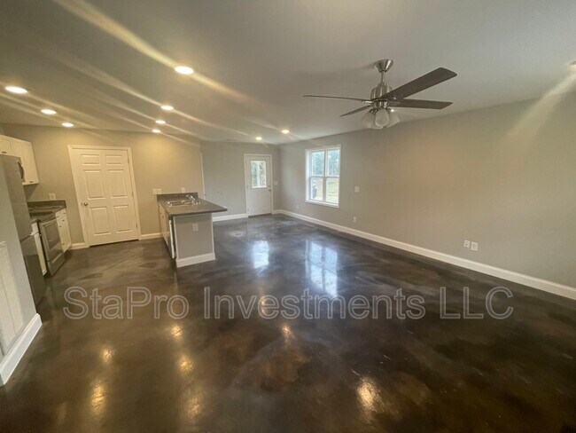 Foto del edificio - 65 McMurtry Rd