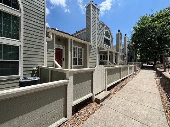 Foto del edificio - 2-story townhome with attached 2-car garage! Finished basement.