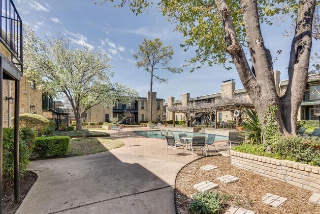 Building Photo - 7731 Meadow Park Dr