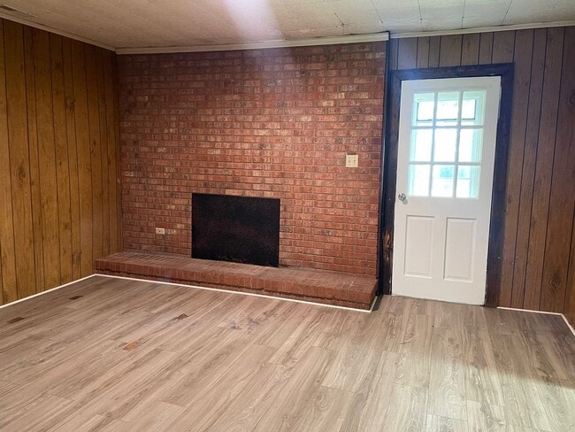 Foto del edificio - 4 BED, 2 BATH LOCATED IN BISCOE!