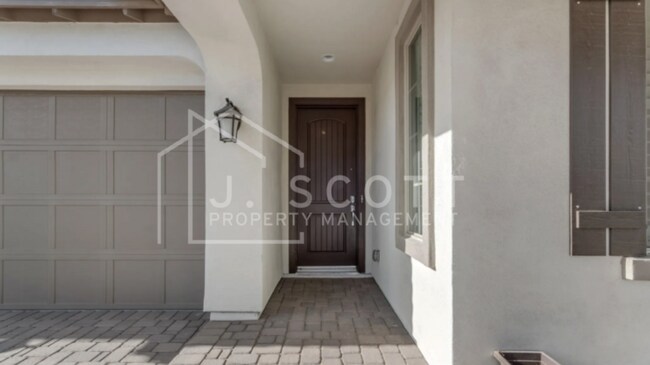 Foto del edificio - Modern 4-Bedroom Home with Upgraded Kitche...