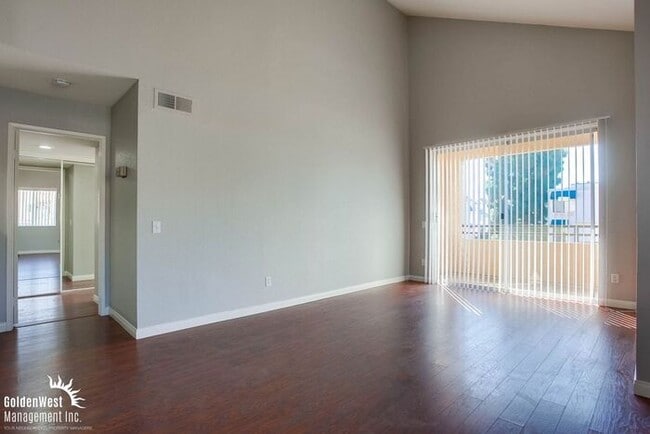 Foto del edificio - Charming 2Bdm 2Ba Condo in The Venetian Community of La Jolla