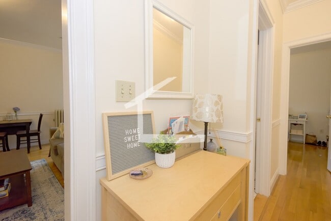 Building Photo - Avl 9/1 - No fee! Lovely 2BR/1BA in elevator building in Allston