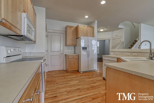 Foto del edificio - Pet Friendly Beautiful 3 Bed 2.5 Bath Town...