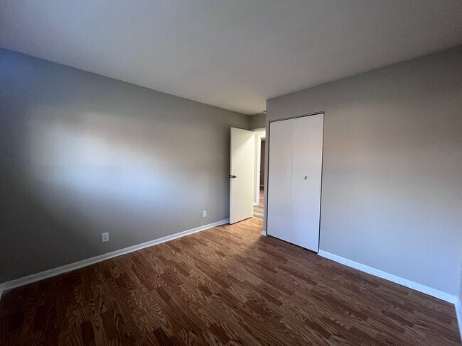 Building Photo - 4 Bedroom, 1.5 Bathroom House with renovat...