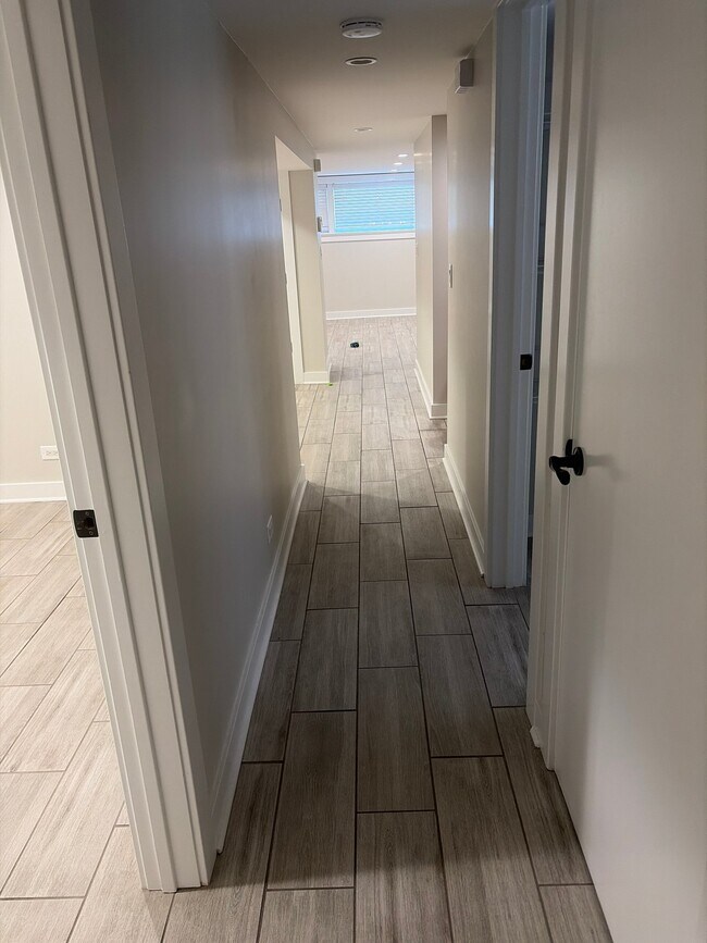Foto del edificio - 8044 N Oriole Ave