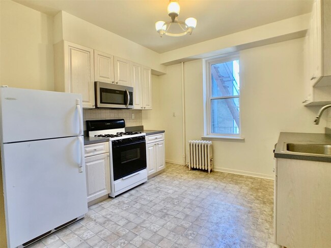 Building Photo - 106 11th St