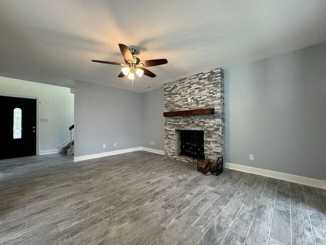 Foto del edificio - Charming 2-Story Family Home on Spacious C...