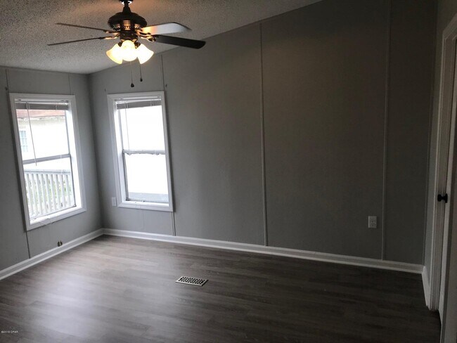 Building Photo - 219 Venado Pl