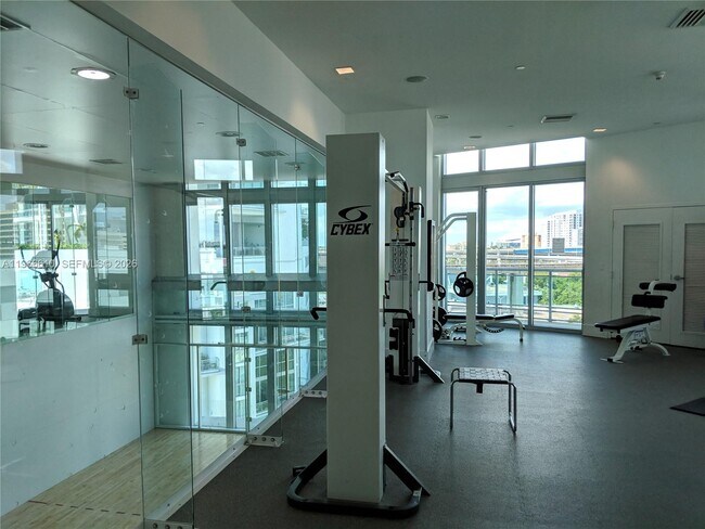 Foto del edificio - 350 S Miami Ave