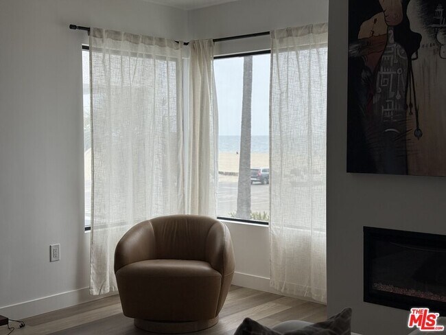 Foto del edificio - 3305 Ocean Front Walk