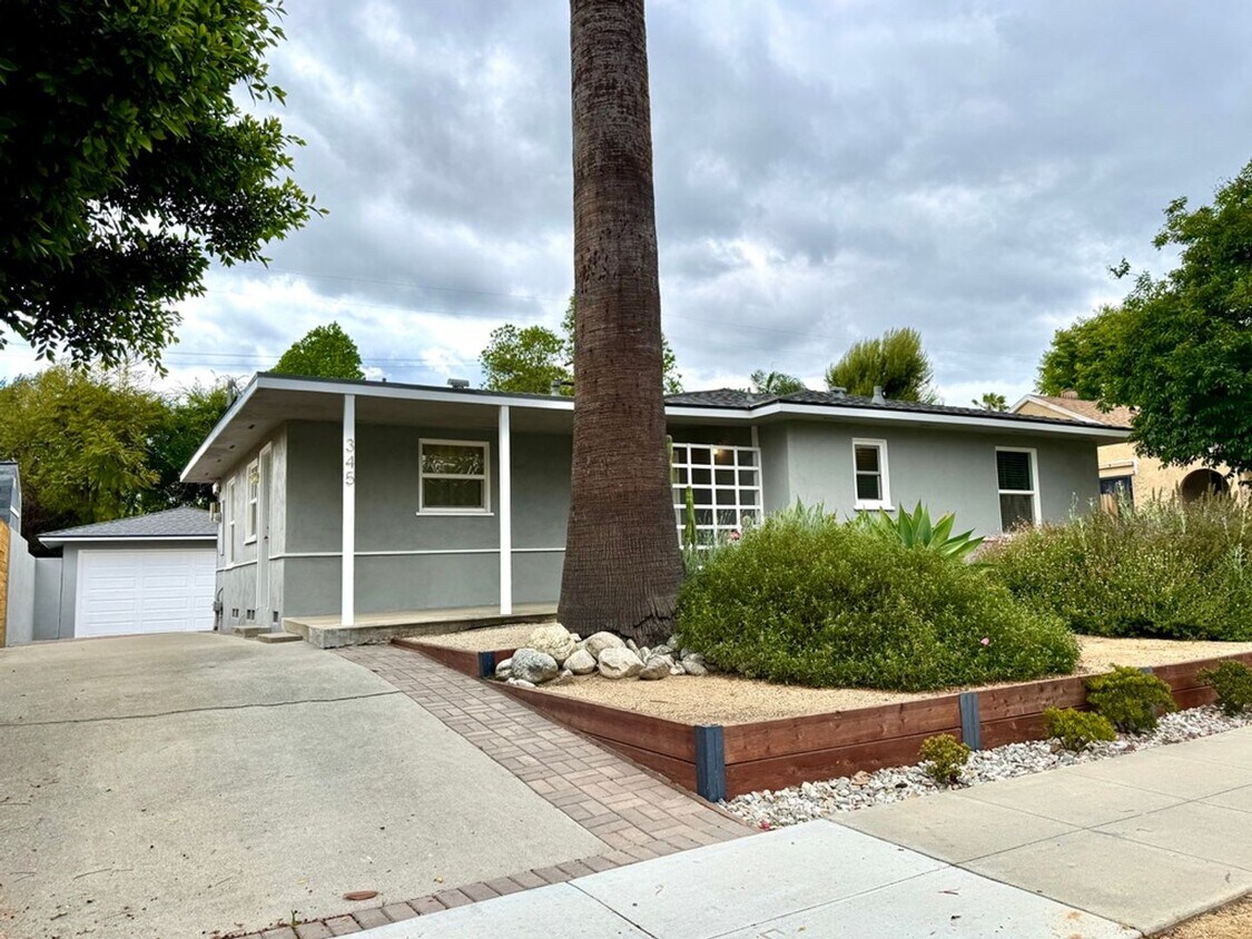 Foto principal - Fabulous 3 bedroom 1 bathroom updated home
