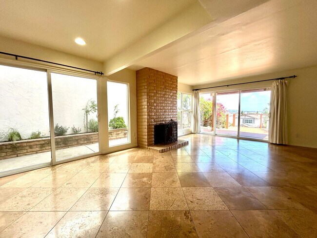 Building Photo - Stunning 3 Bed/3.5 Bath with Panoramic Views!