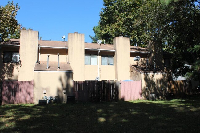 Foto del edificio - 6360 Holcomb Way
