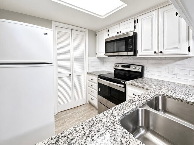 Foto del edificio - Charming 2 Bed / 1.5 Bath Townhome in Jenks – Great Location!