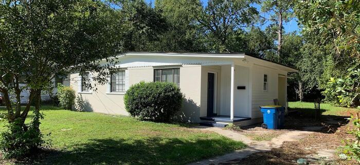 Foto principal - Charming & Newly Renovated 4-Bedroom, 2-Ba...