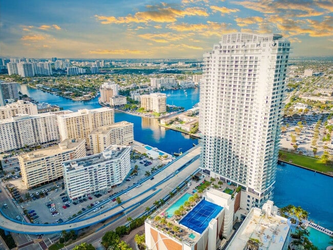 Building Photo - 4010 S Ocean Dr