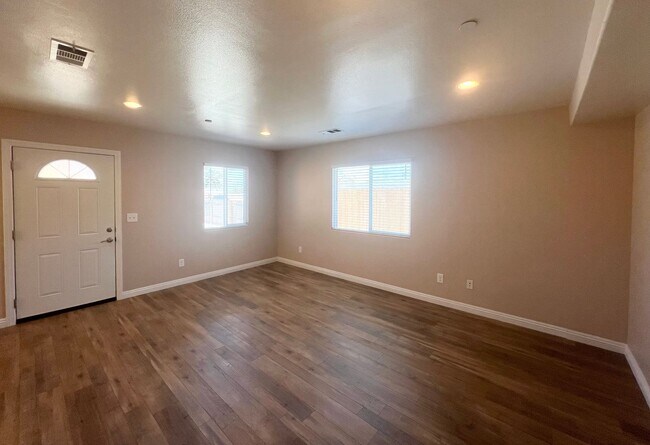 Foto del edificio - 621-623 W Imperial Hwy