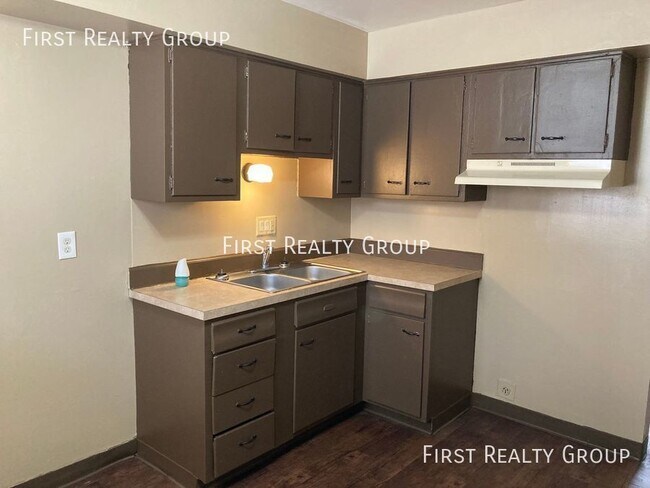 Foto del edificio - 2 Bedroom, 1 Bath Townhouse For Rent, Move...