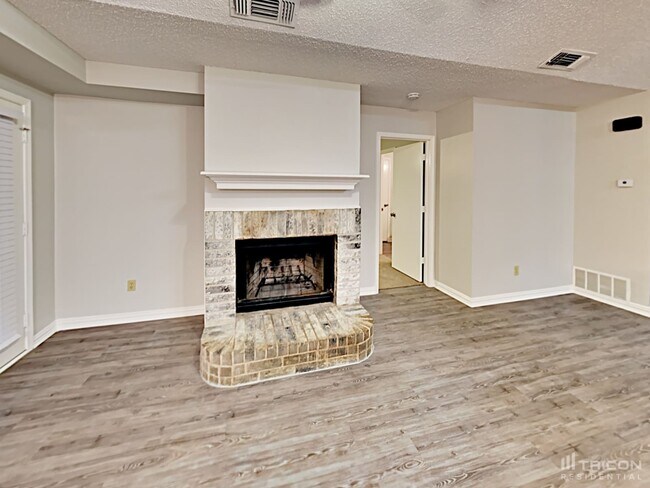 Building Photo - 420 Deauville Dr