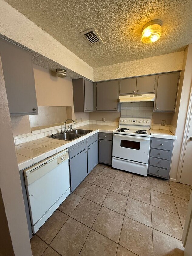Foto principal - 2 bedroom 2 bath town home in a gated comm...
