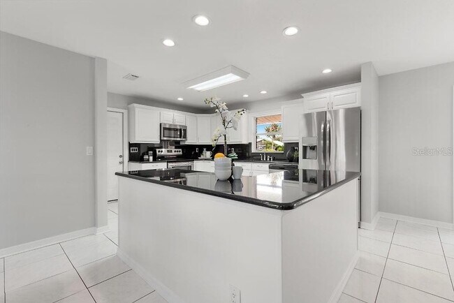 Foto del edificio - Remodeled Pool Home Located in the Very Desirable Bay Crest Park Waterfront Community