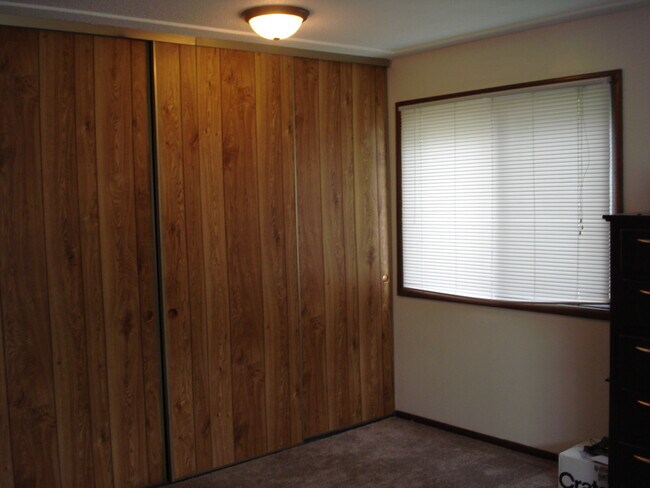 Building Photo - 8061 Pleasant View Dr
