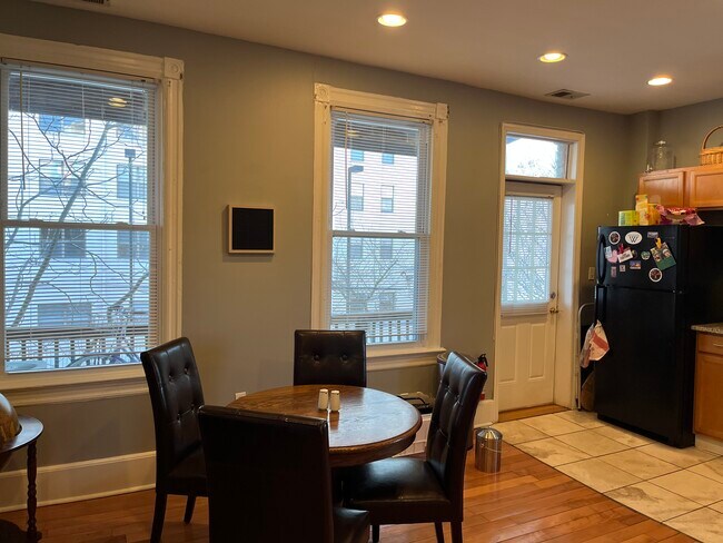 Foto del edificio - 1360 Girard St NW