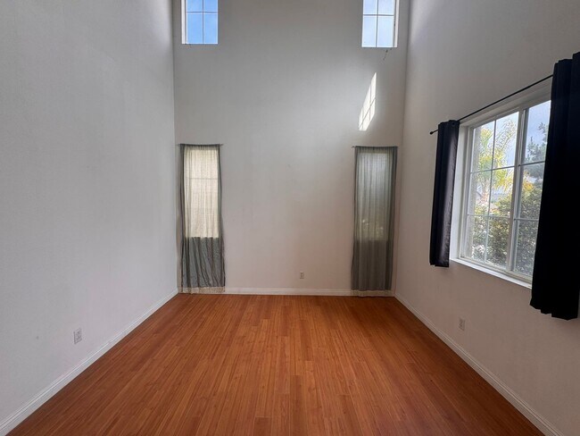 Foto del edificio - Spacious 5-Bedroom Home in Sought-After Vi...