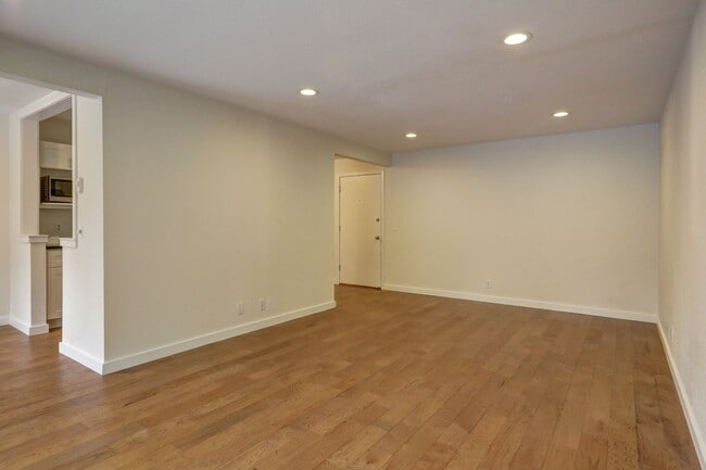 Foto del edificio - Prime Bellevue Location | 2 Bed Condo + Garage + Pool