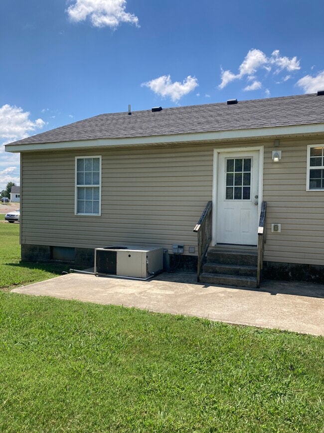 Building Photo - 63 Farm View Cir