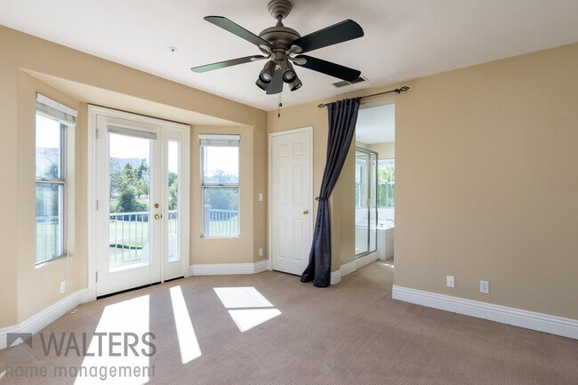 Building Photo - 2418 Fallbrook Pl