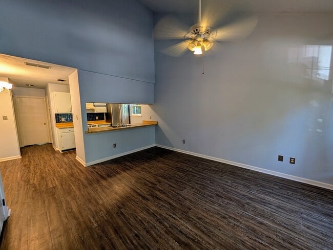 Foto del edificio - 151 Parkbrook Cir