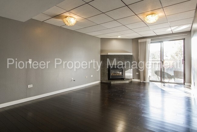 Foto del edificio - Beautiful Modern Condo In Cherry Creek North!