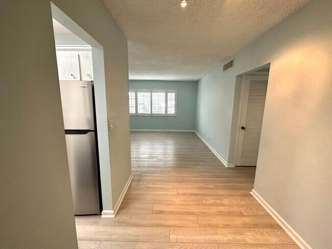 Building Photo - 2210 NE 56th Pl