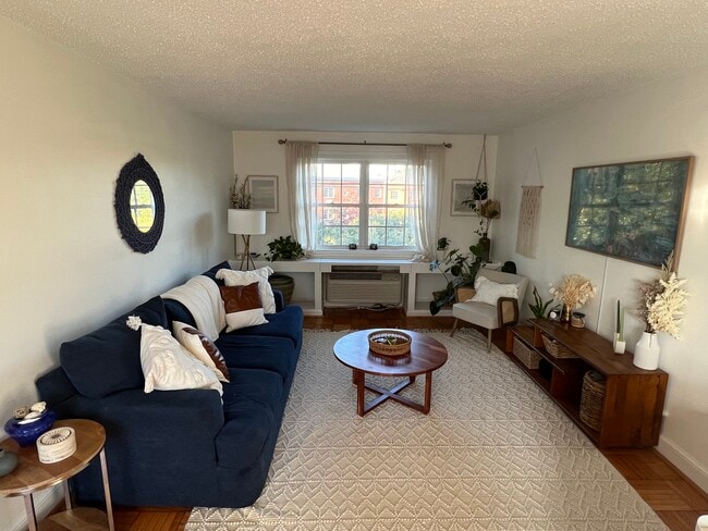 Photo - 1624 W Abingdon Dr Apartment