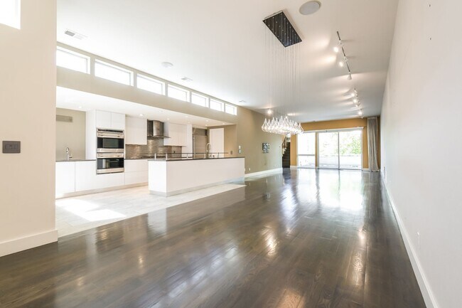 Foto del edificio - Luxury Living in Lo-Hi with Private 2 Car Garage and Rooftop Patio