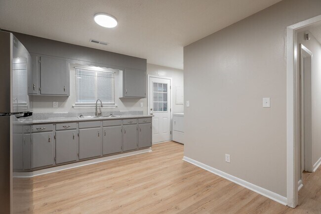 Foto del edificio - 3339 Pinewood Ave
