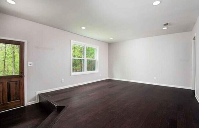 Building Photo - Room for rent