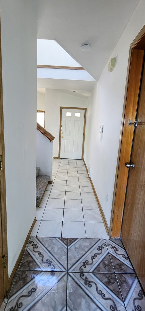 Building Photo - GREAT NEW PRICE! Beautiful and LARGE 5 Bed...