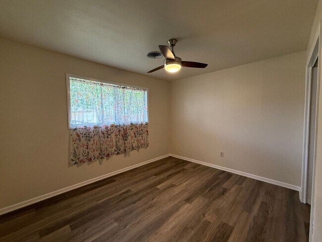 Building Photo - 3 Bed, 2 Bath Within Walking Distance of C...