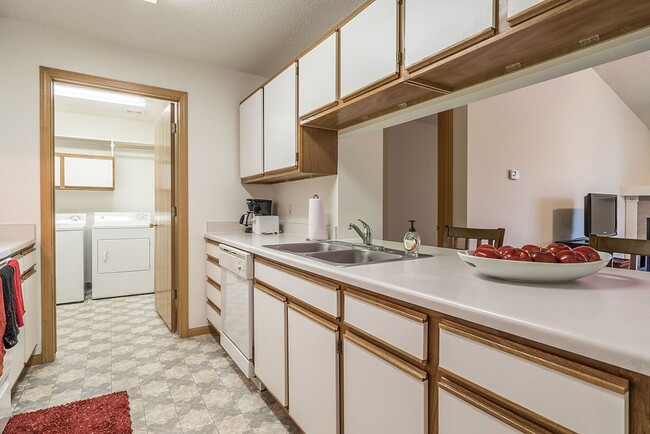 Nuestras cocinas abiertas son perfectas para el entretenimiento. - Northbrook Apartments