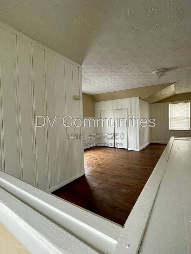 Building Photo - 5333 Hollywood Ave