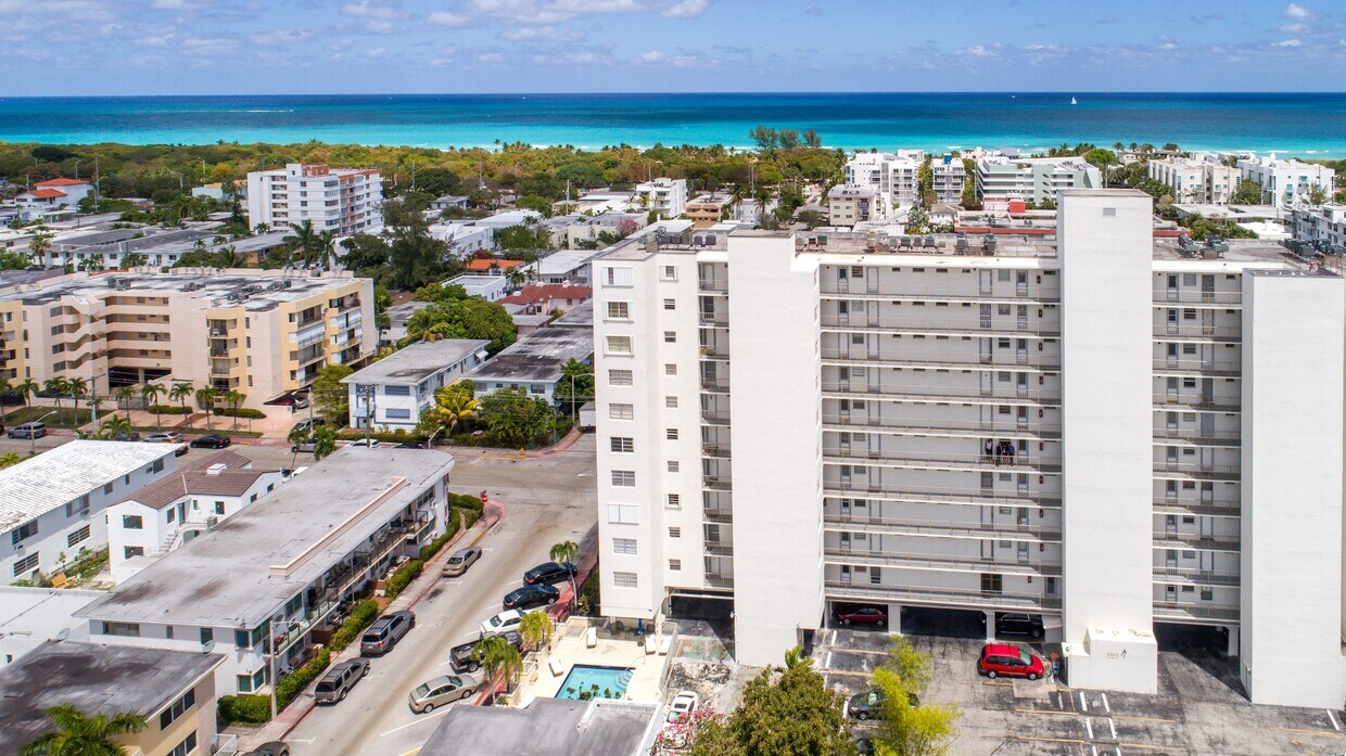 Foto principal - 7850 Byron Ave
