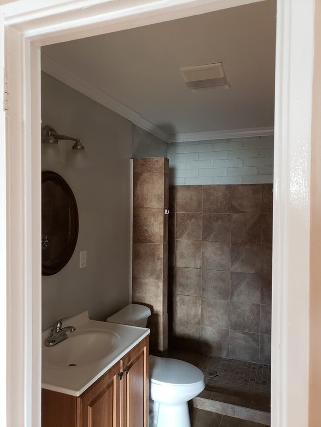 Building Photo - Fantastic One Bedroom Apartment in Lowe Mill