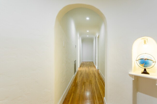 Foto del edificio - 450 S Roxbury Dr