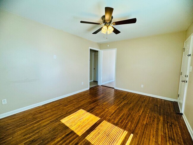 Foto del edificio - Available to Show