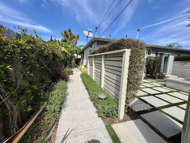 Foto del edificio - 2243 Garnet Ave