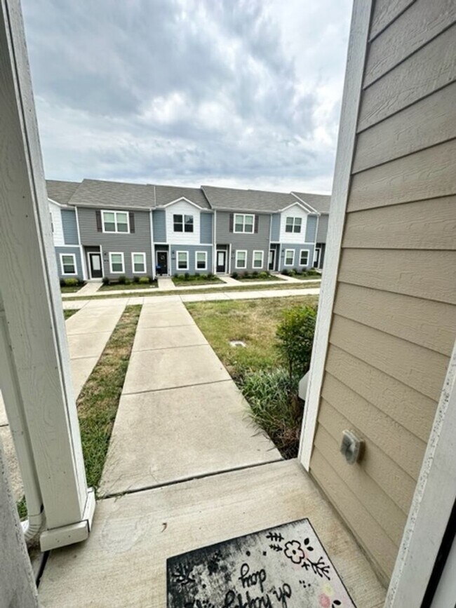 Building Photo - END UNIT-Cottages of Lake Forest!